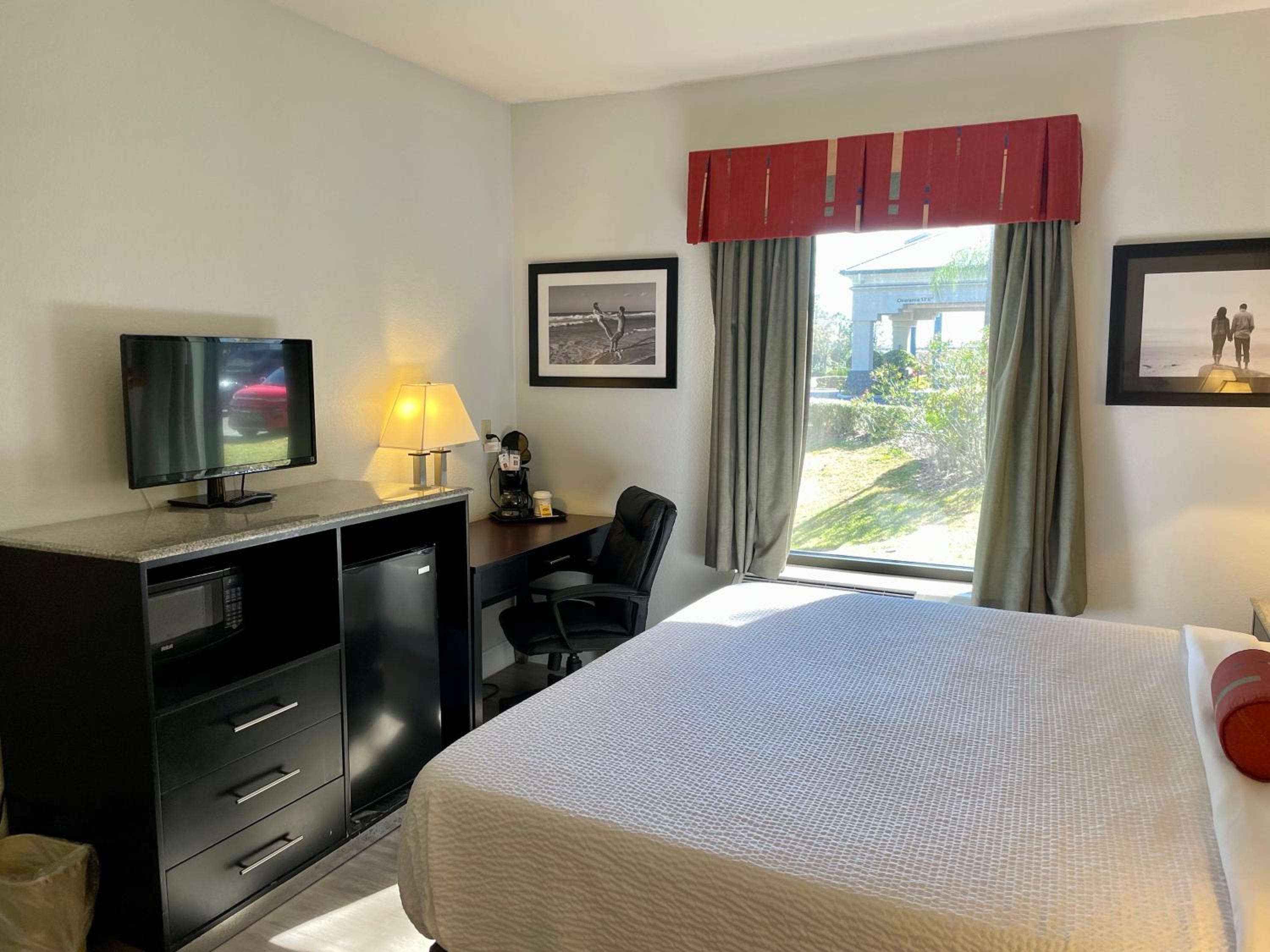 King Room with Bath Tub - Mobility/Hearing Accessible - Non-Smoking