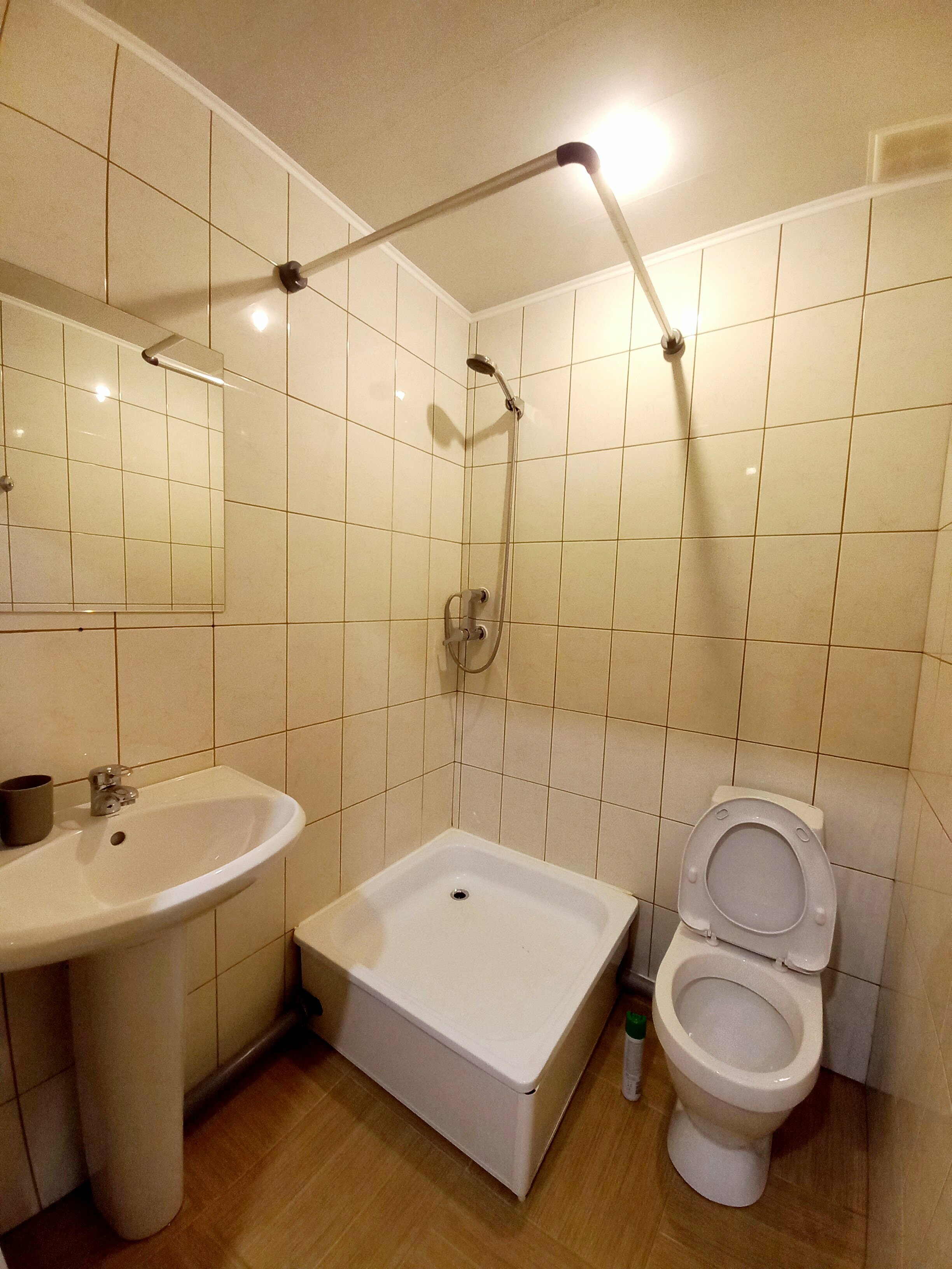 Кровать в общем 4-местном номере с душем и туалетом