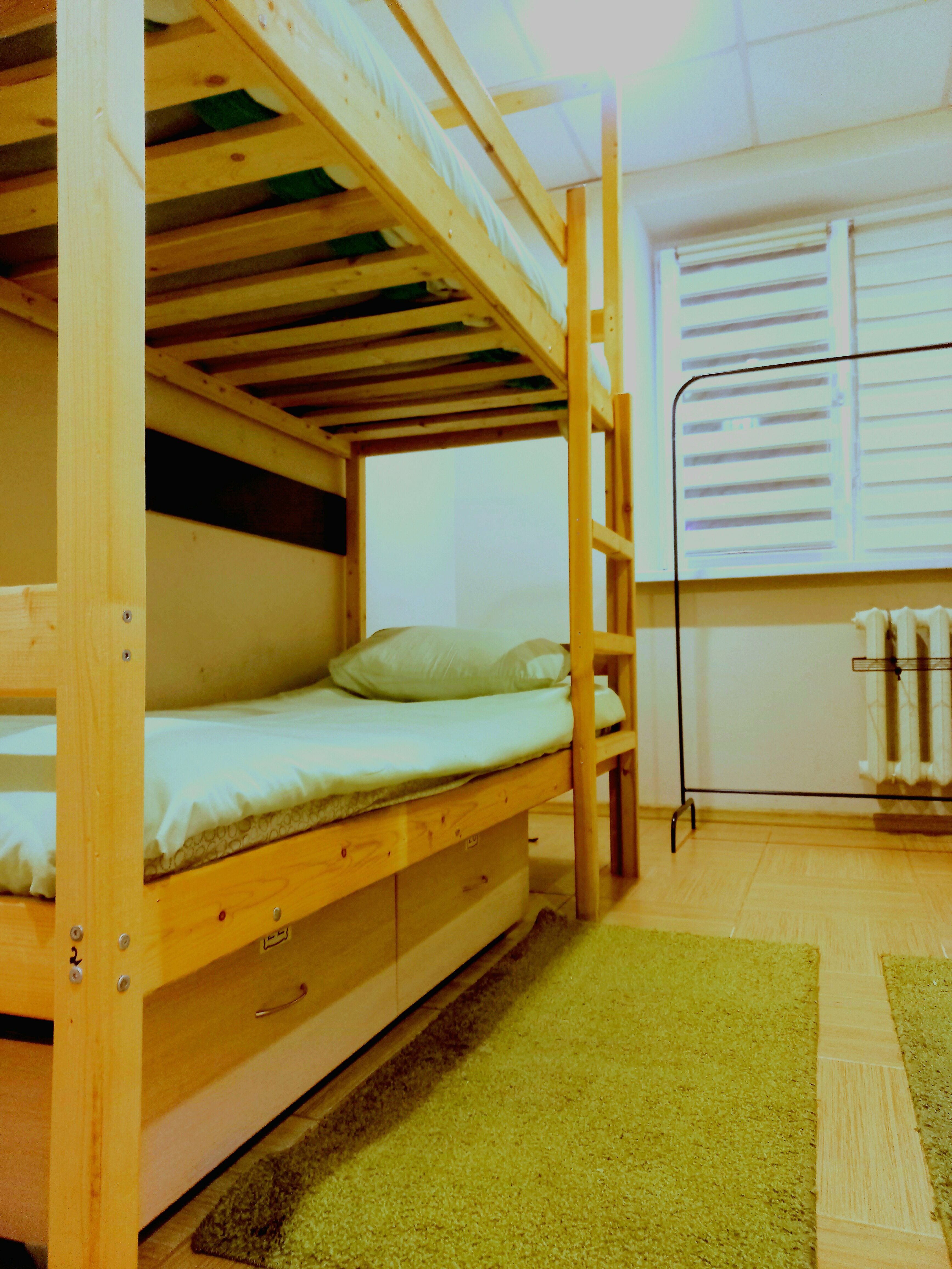 Кровать в общем 4-местном номере с душем и туалетом