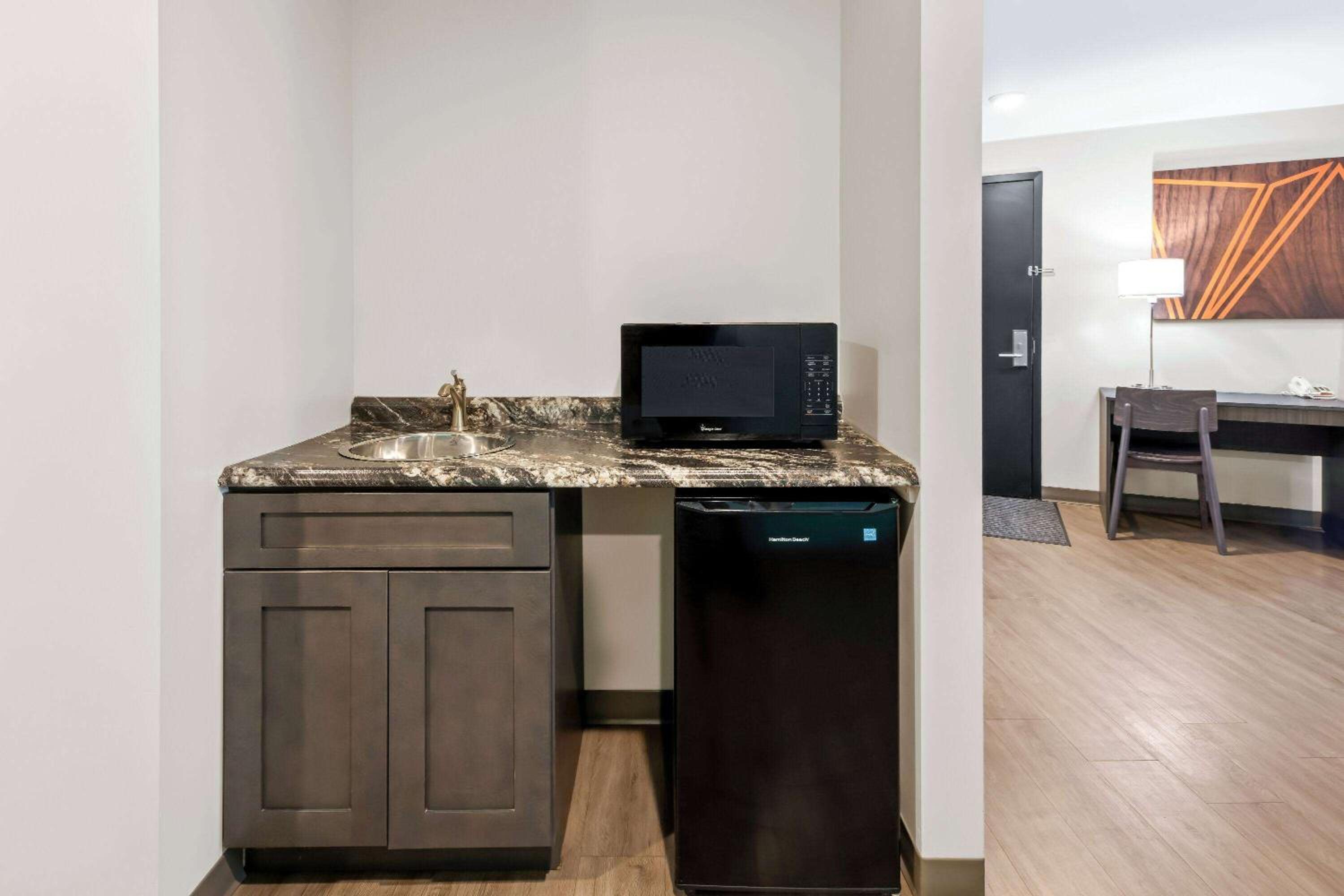 Superior Queen Room - Mobility Accessible Room with Roll-In Shower/No Pets/Non-Smoking
