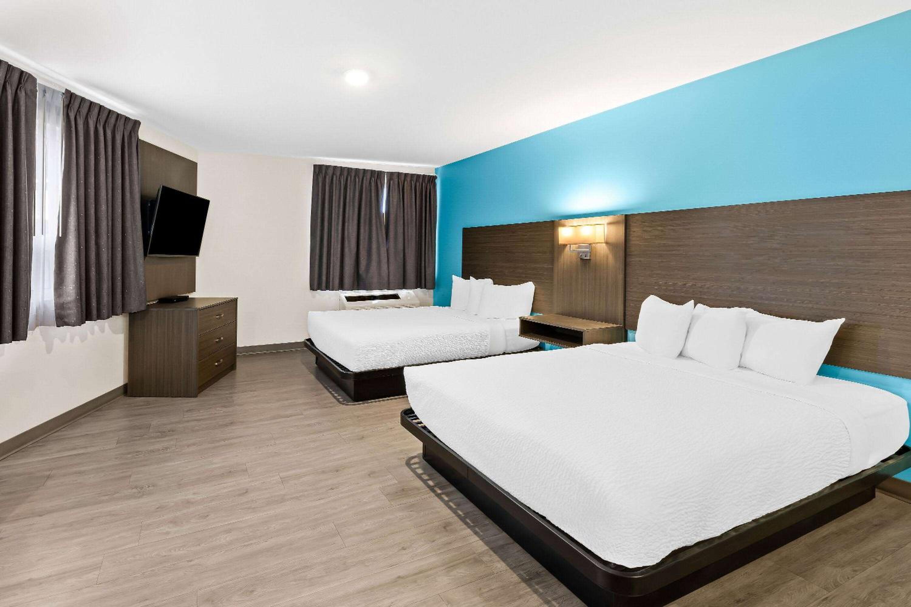 Superior Queen Room - Mobility Accessible Room with Roll-In Shower/No Pets/Non-Smoking