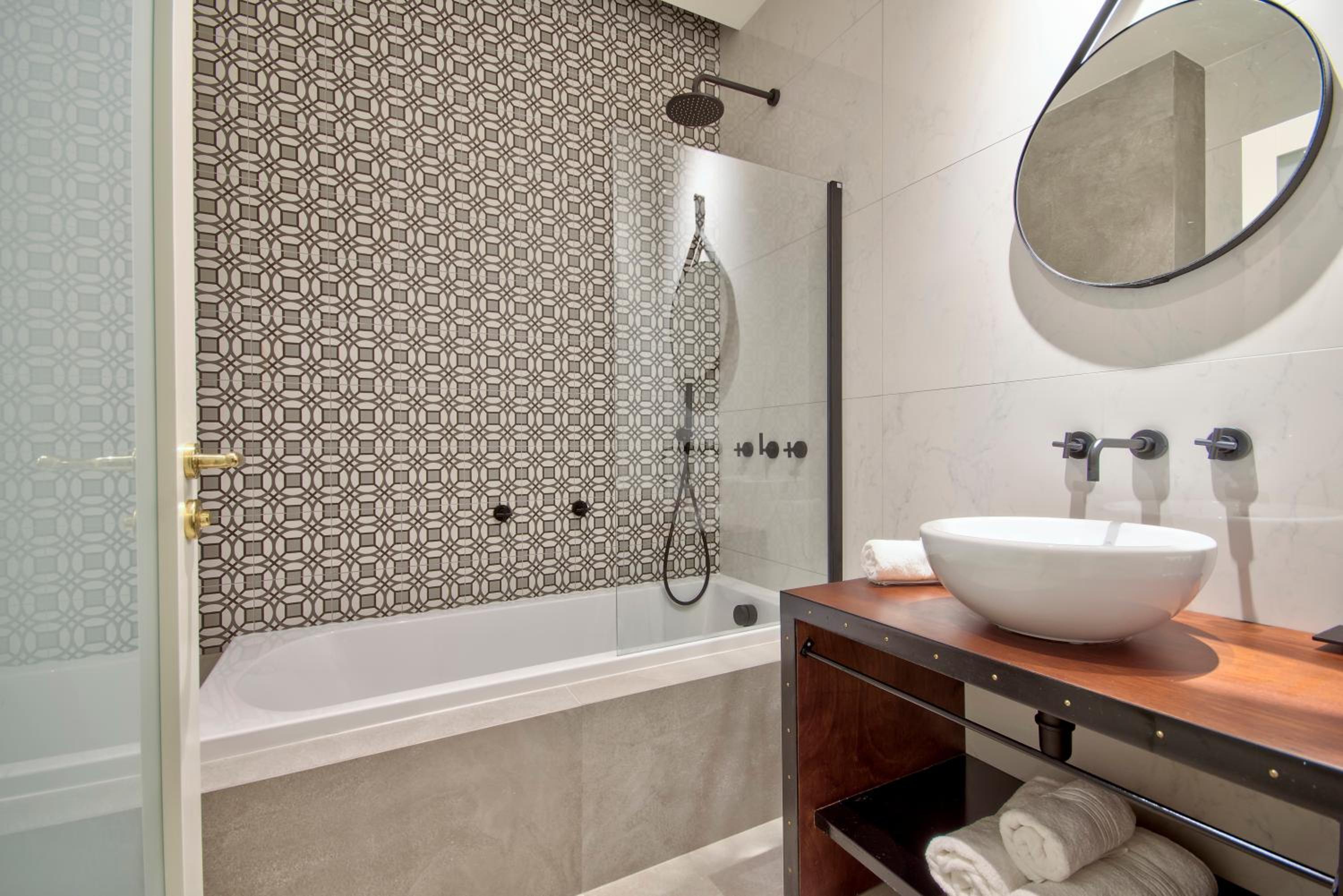 Deluxe Double Room 1st Floor Window facing internal Courtyard 6