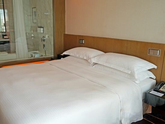 Continental Deluxe King Room