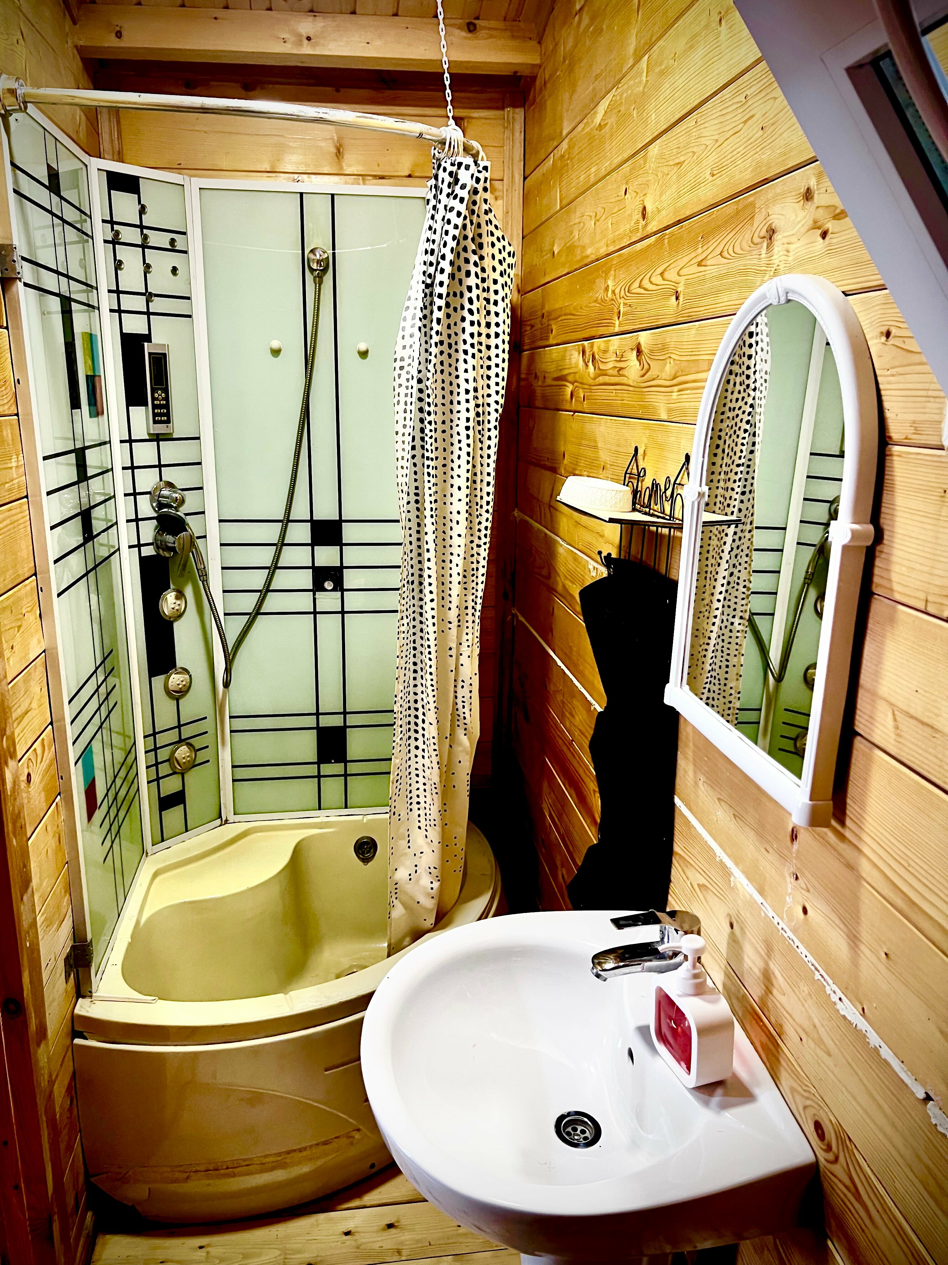 Пятиместный домик на территории с ванной комнатой