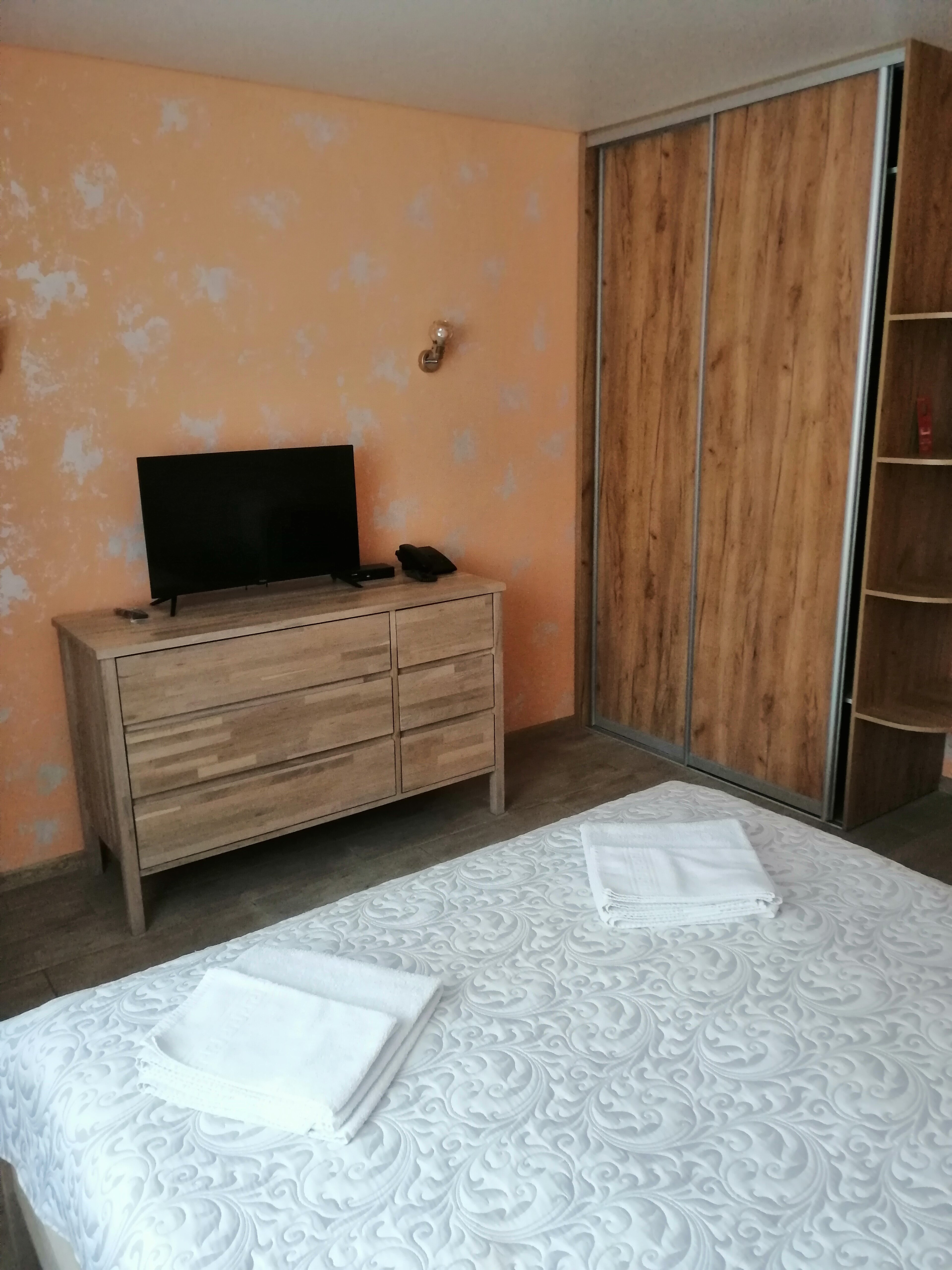 ПОЛУЛЮКС с одной большой кроватью