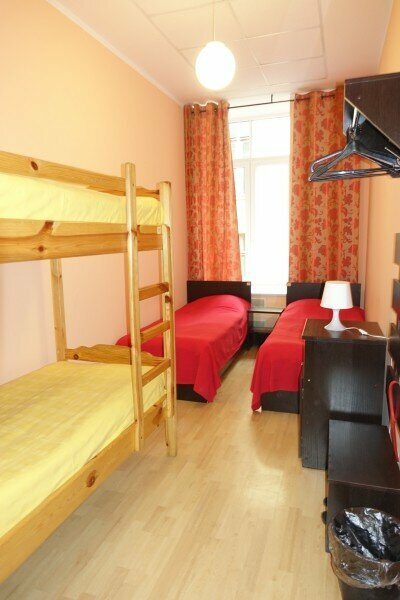 Кровать в общем 4-местном номере для мужчин и женщин