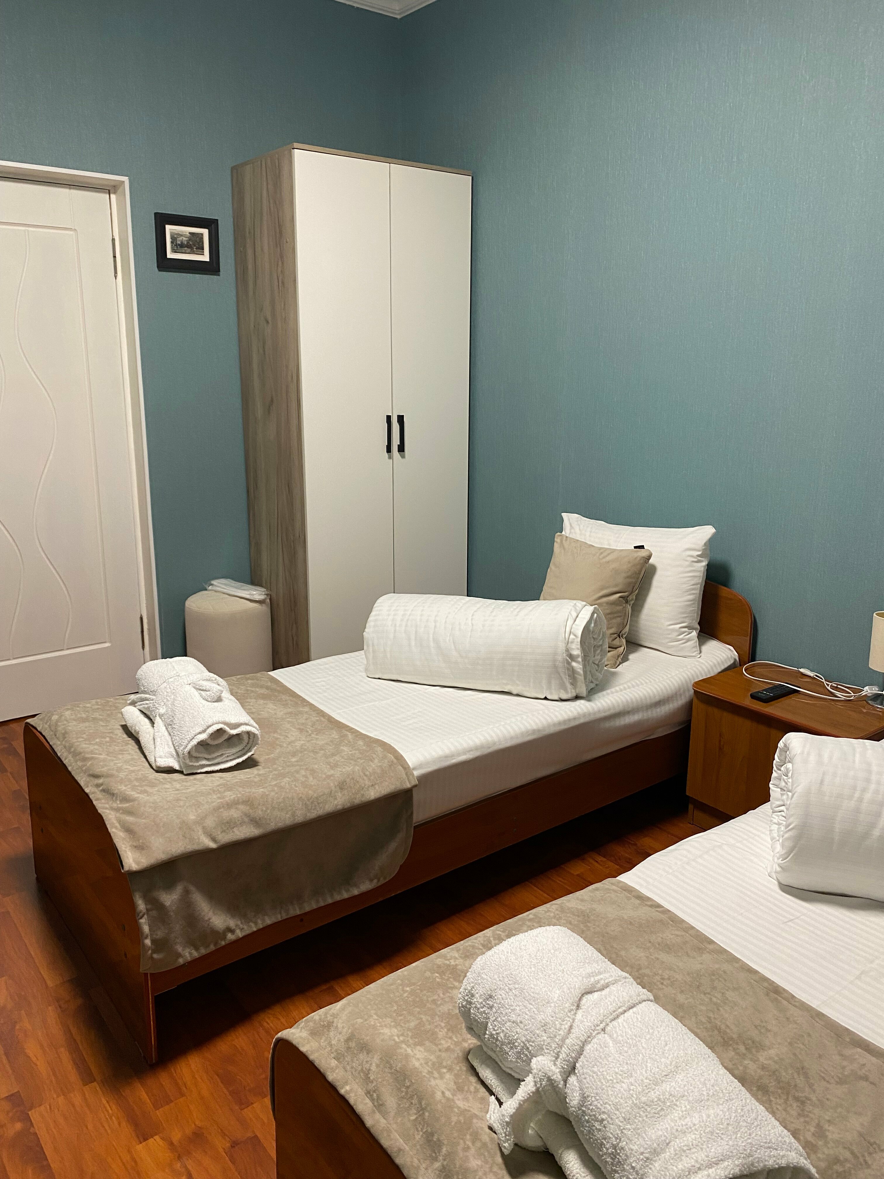 ДВУХМЕСТНЫЙ СТАНДАРТ С ЗАВТРАКОМ с внешней личной ванной комнатой  и дополнительным местом