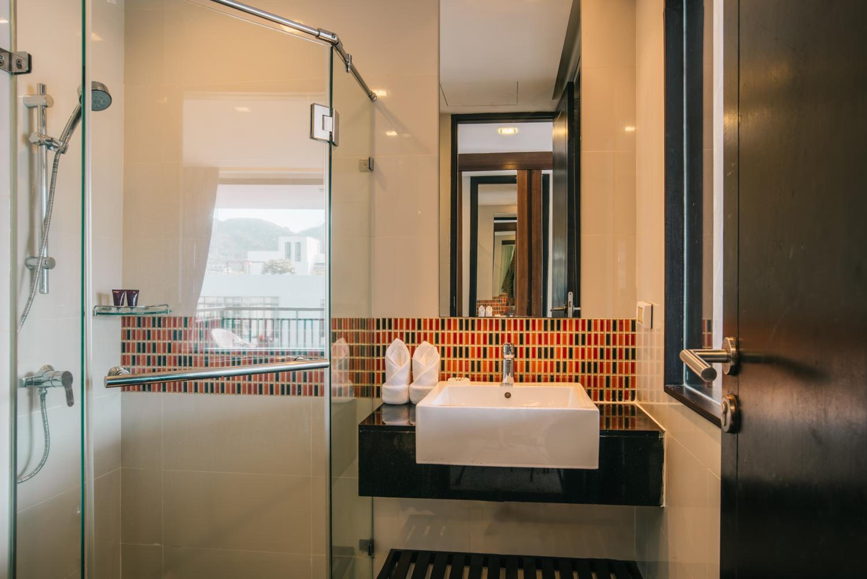 Deluxe Twin Pool View Balcony