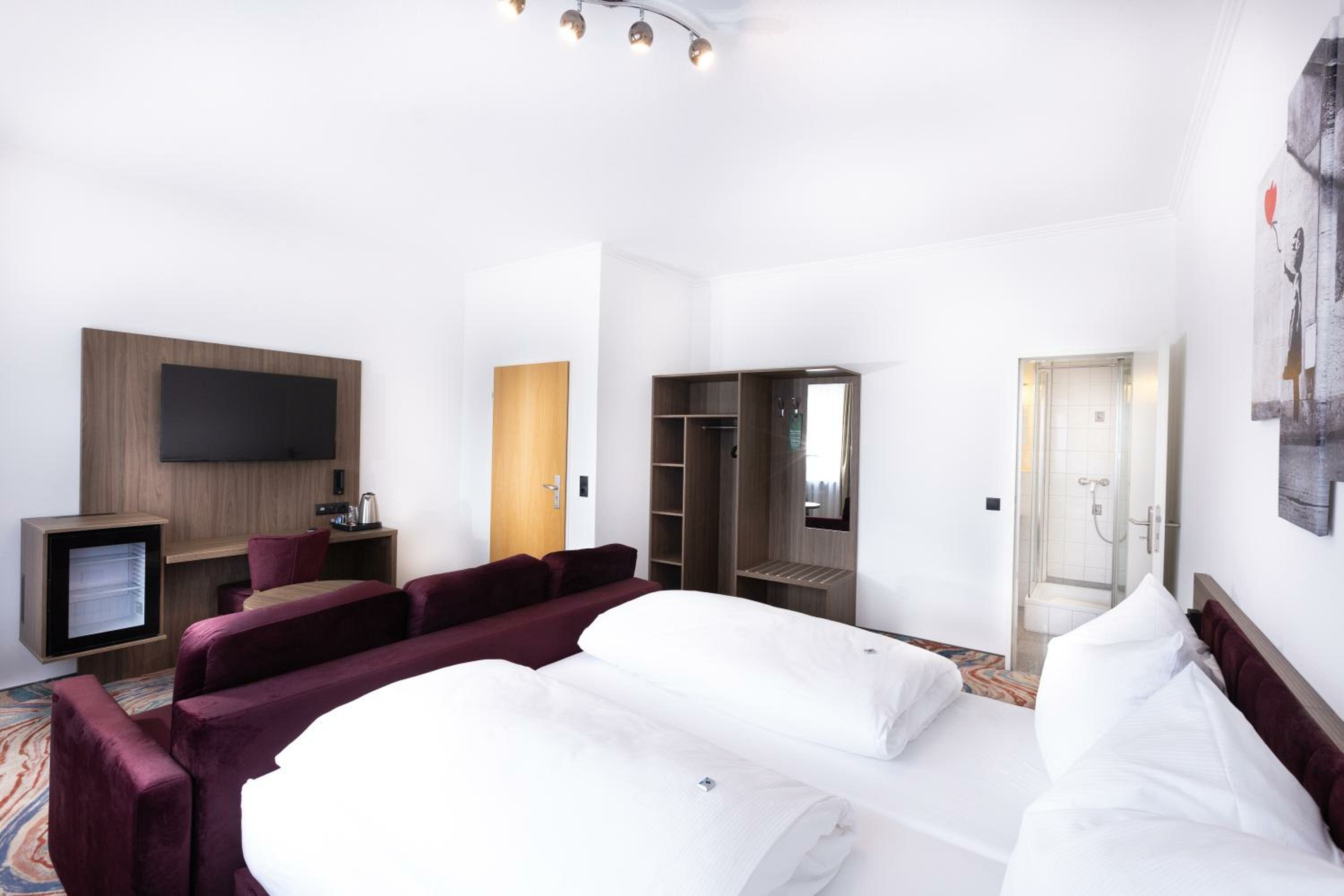 Family Room (3 Adults)