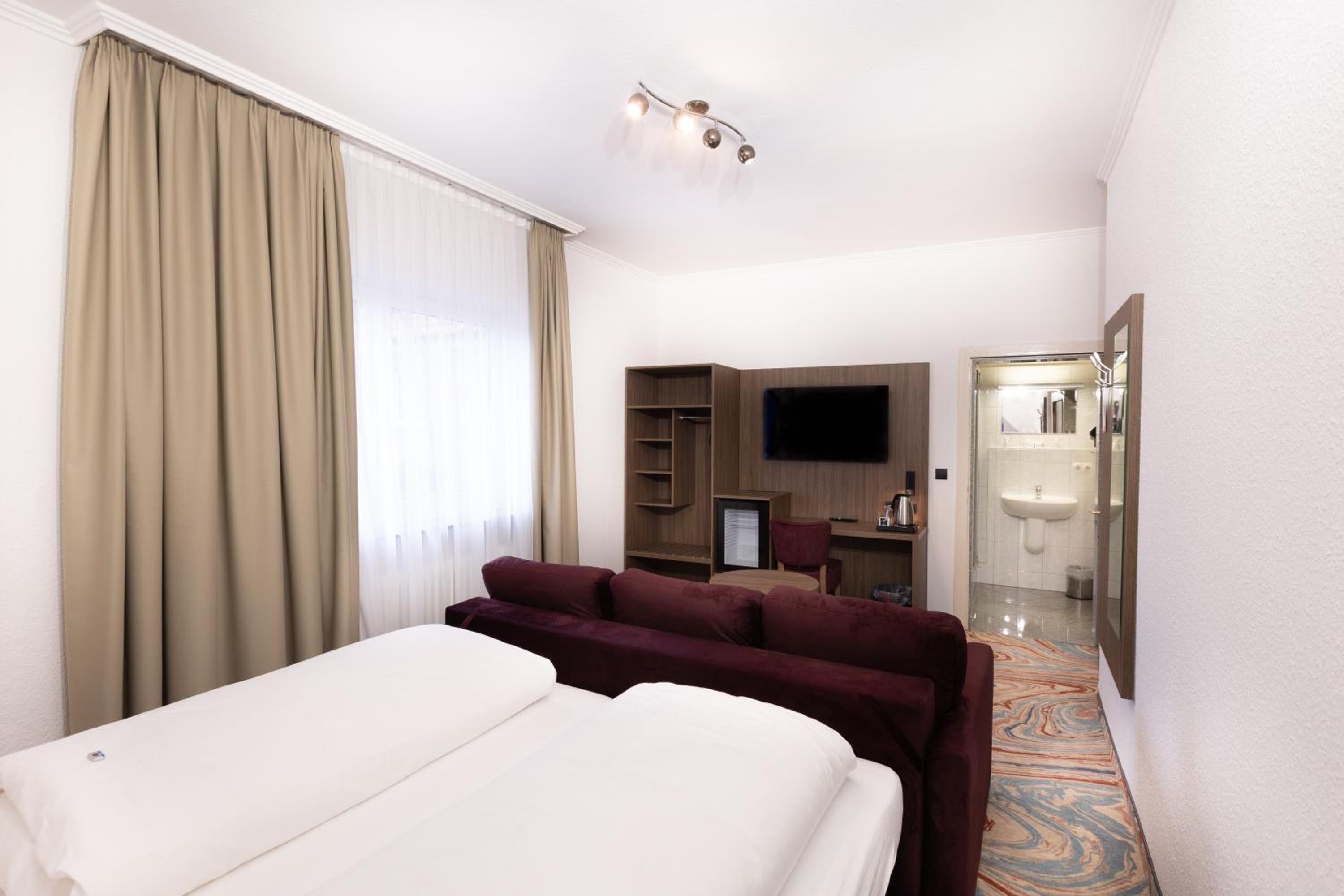 Family Room (3 Adults)