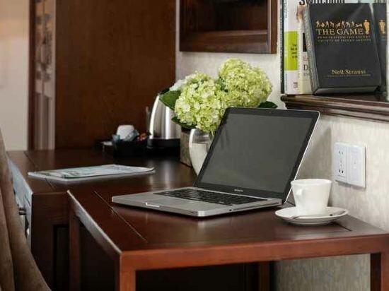 Deluxe Double - Internal Window