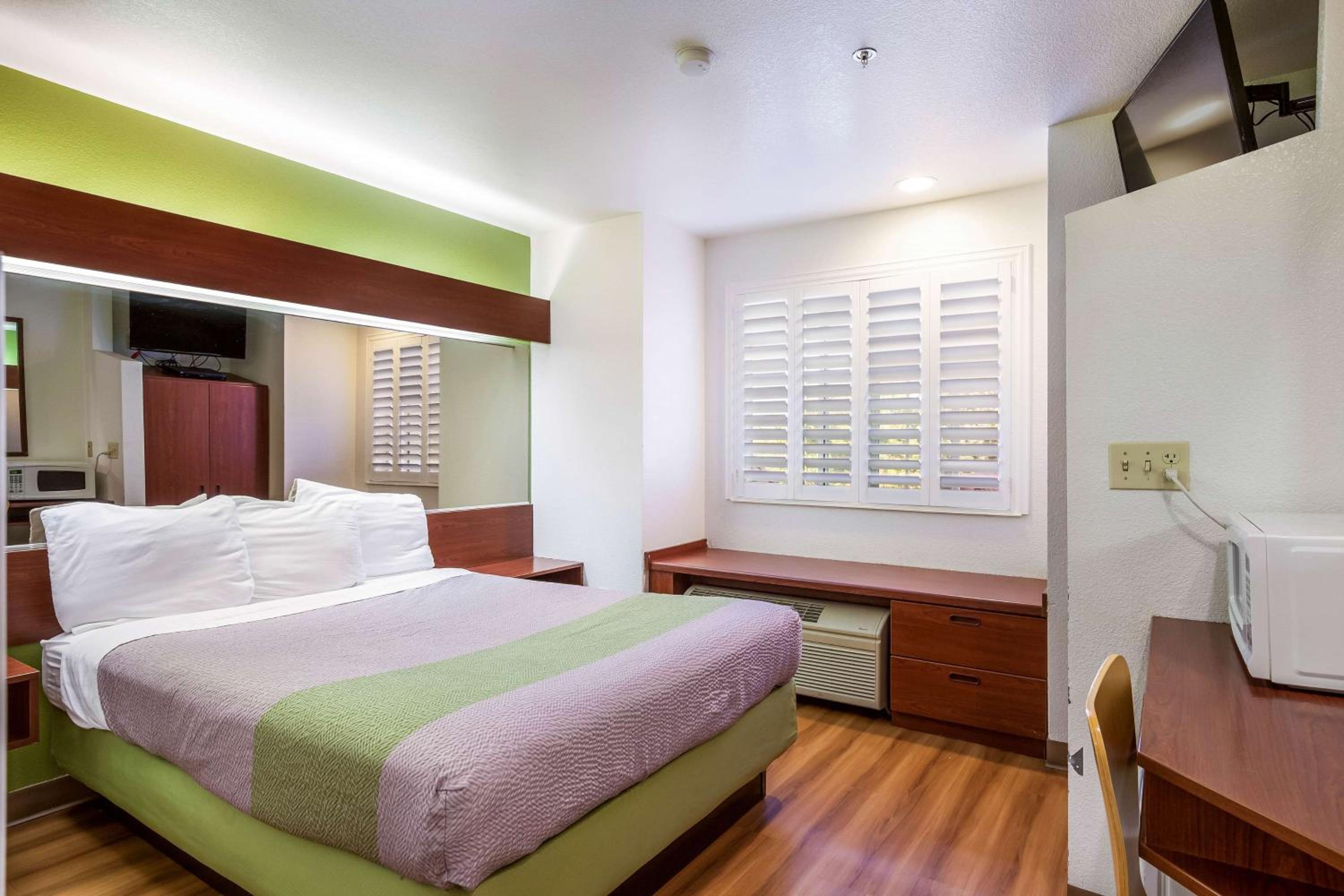 Deluxe King Room - Non-Smoking