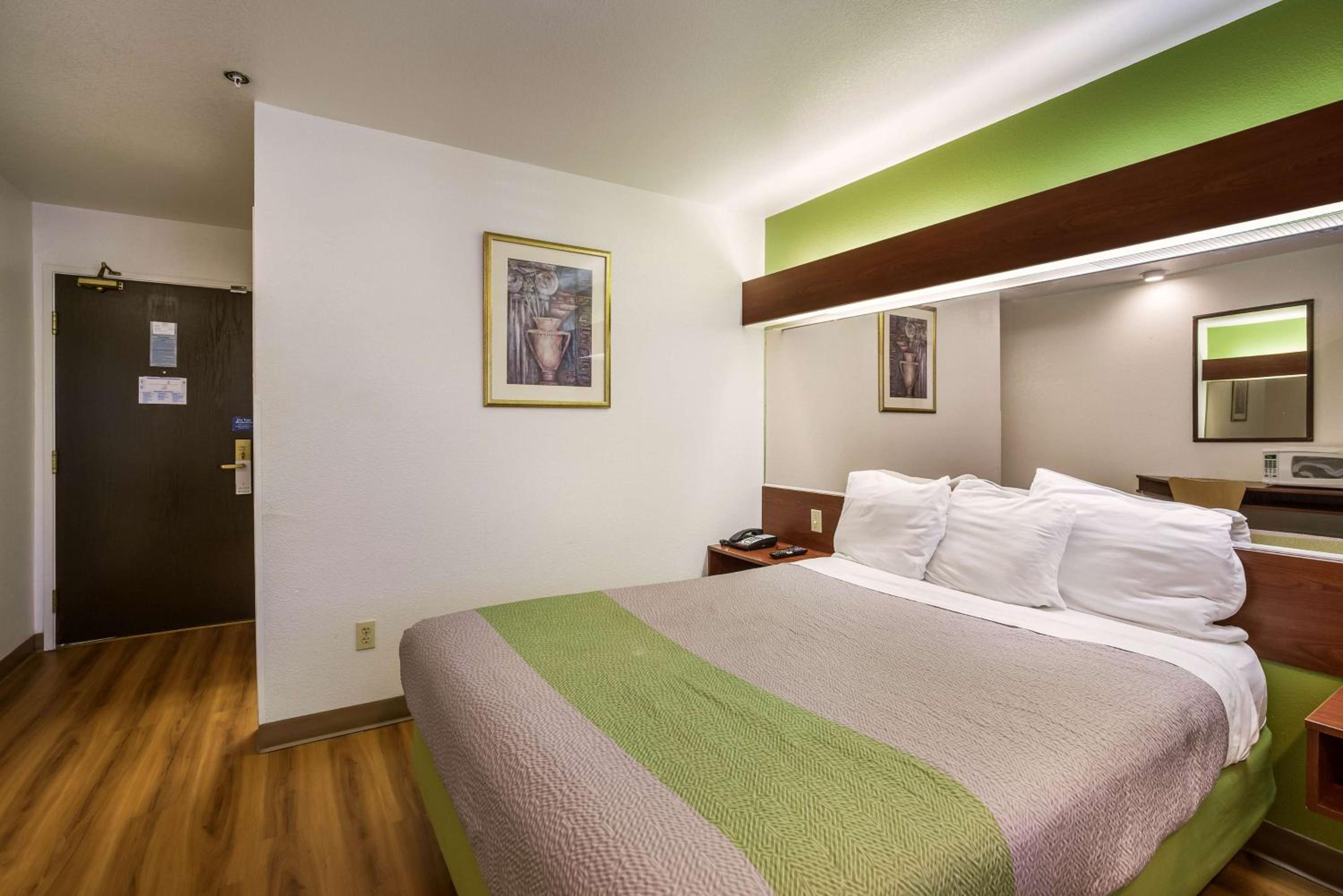 Deluxe King Room - Non-Smoking