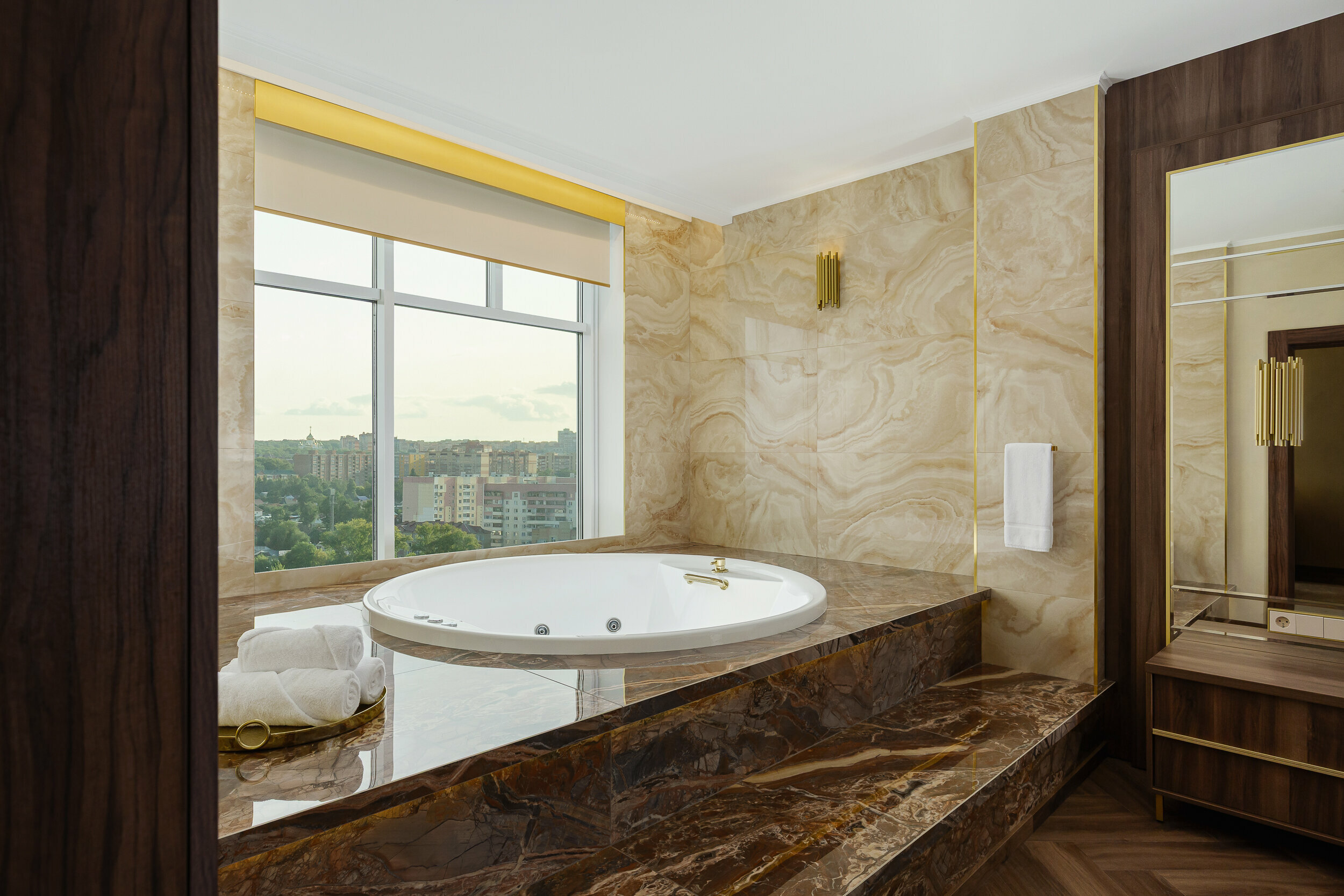 Люкс c джакузи на высоком этаже