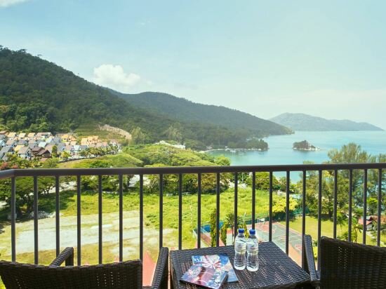 Deluxe Twin Room with Side Sea View