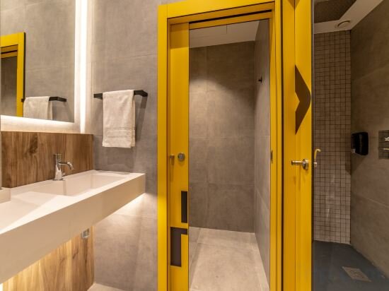 6-Bed Private Room With Private Bathroom