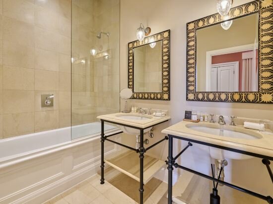 Roseate Suite With Balcony