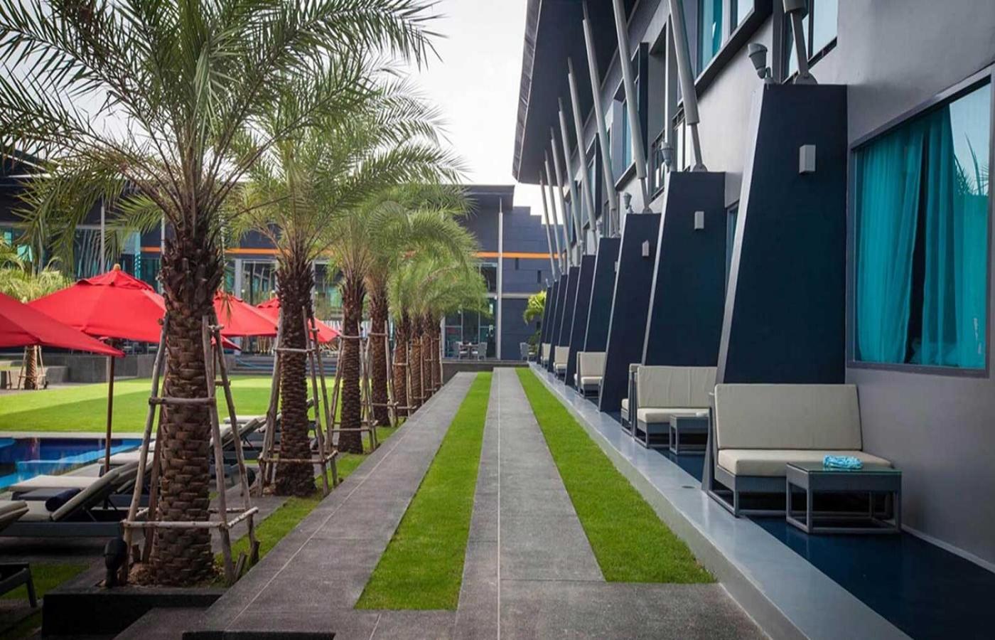 Deluxe King Room with Terrace and Pool Access