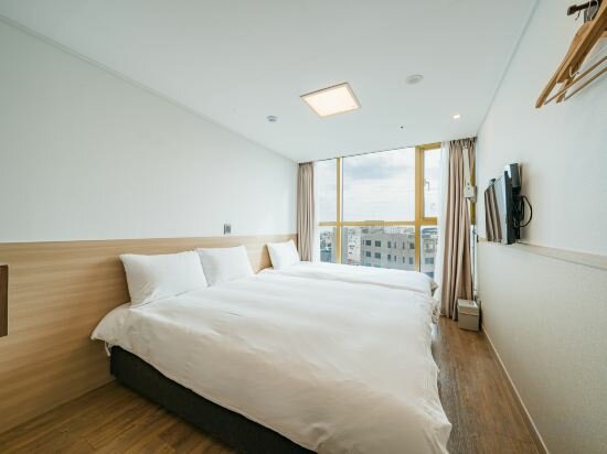 Family Twin Room (City View)