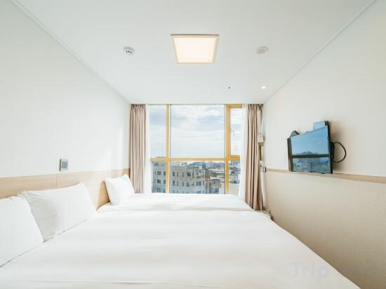 Family Twin Room (City View)