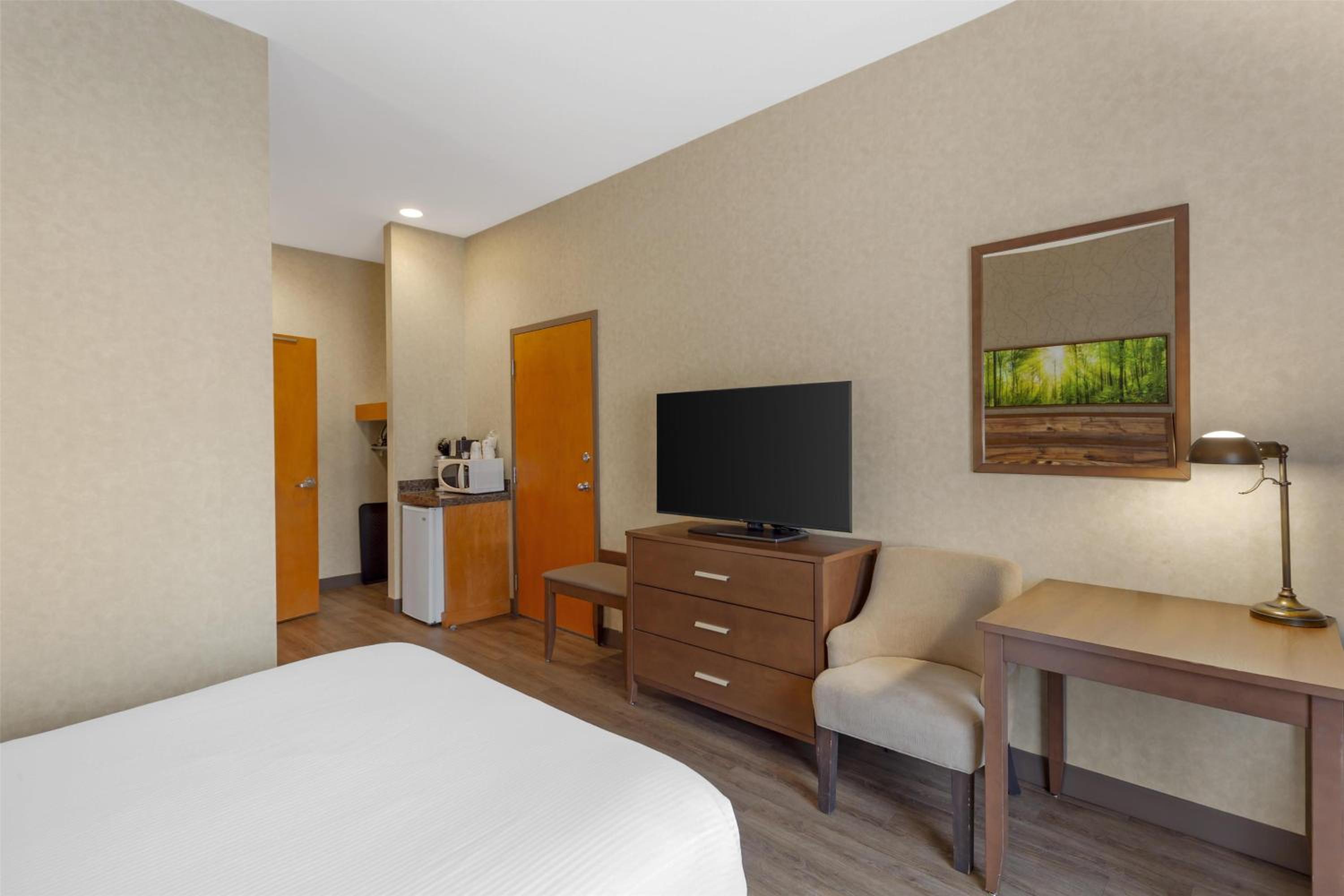 Queen Room with Roll-In Shower - Disability Access
