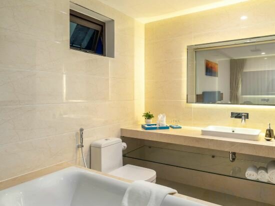 Deluxe Triple Room With Partial Sea & City View