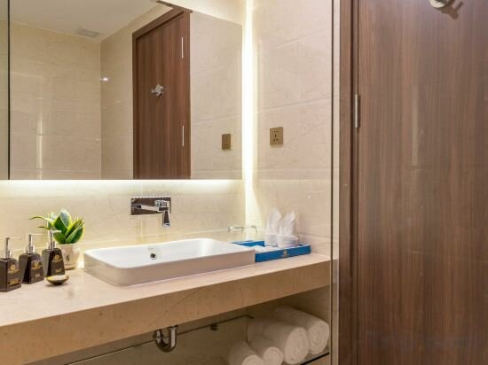 Deluxe Twin Partial Sea & City View