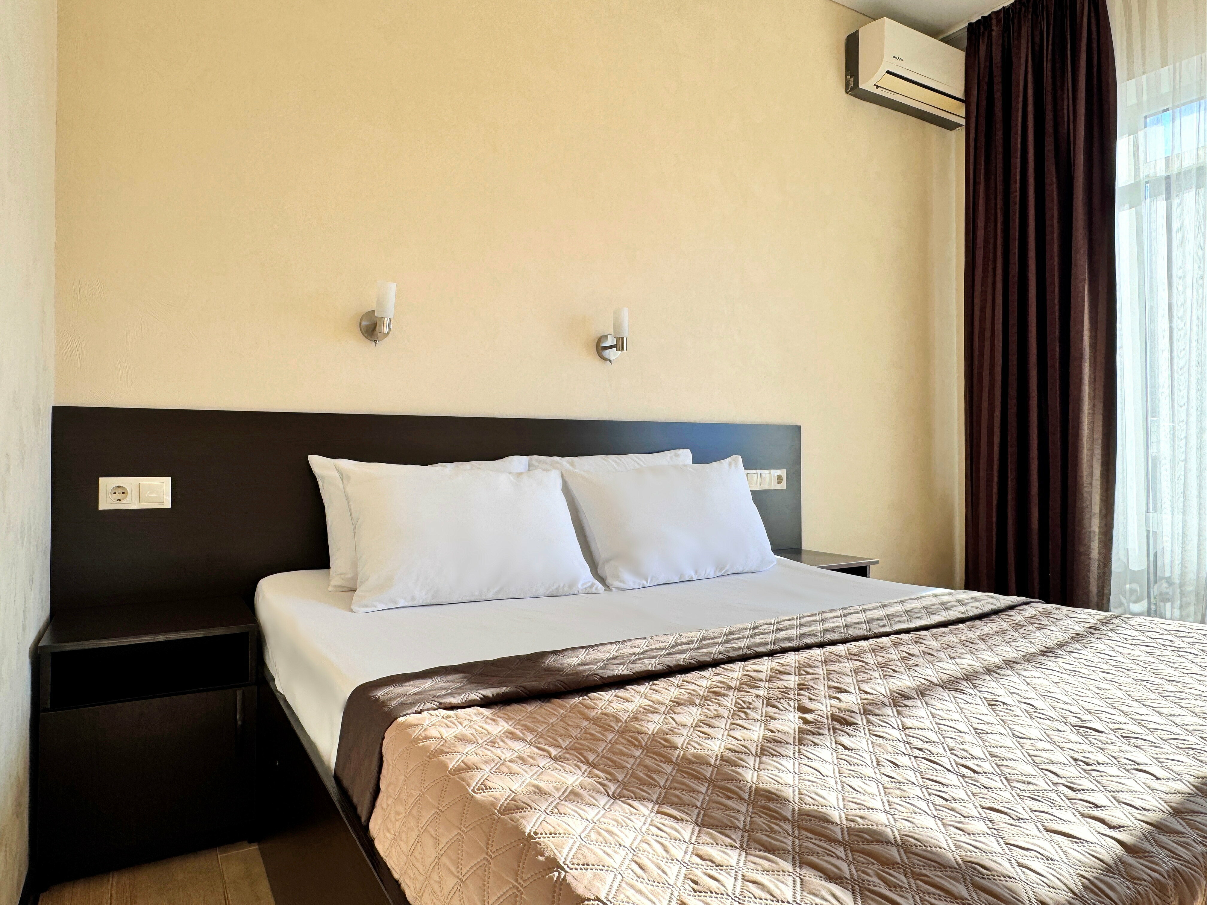 Комфорт двухместный с одной кроватью, балконом и видом на бассейн