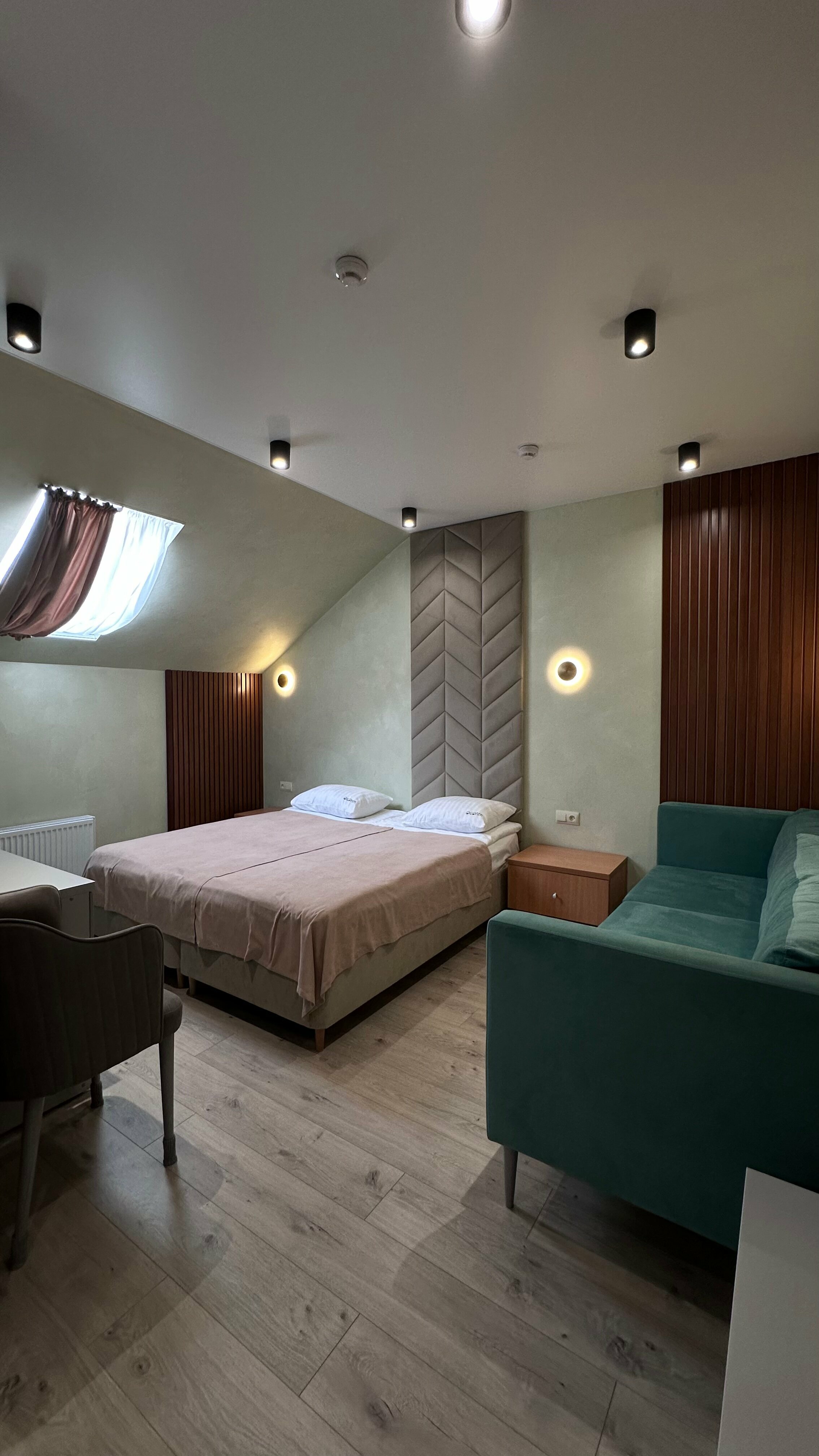 Стандарт с мансардным окном