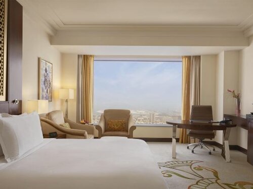 KING DELUXE CORNER ROOM - PANORAMIC VIEW в Conrad Dubai