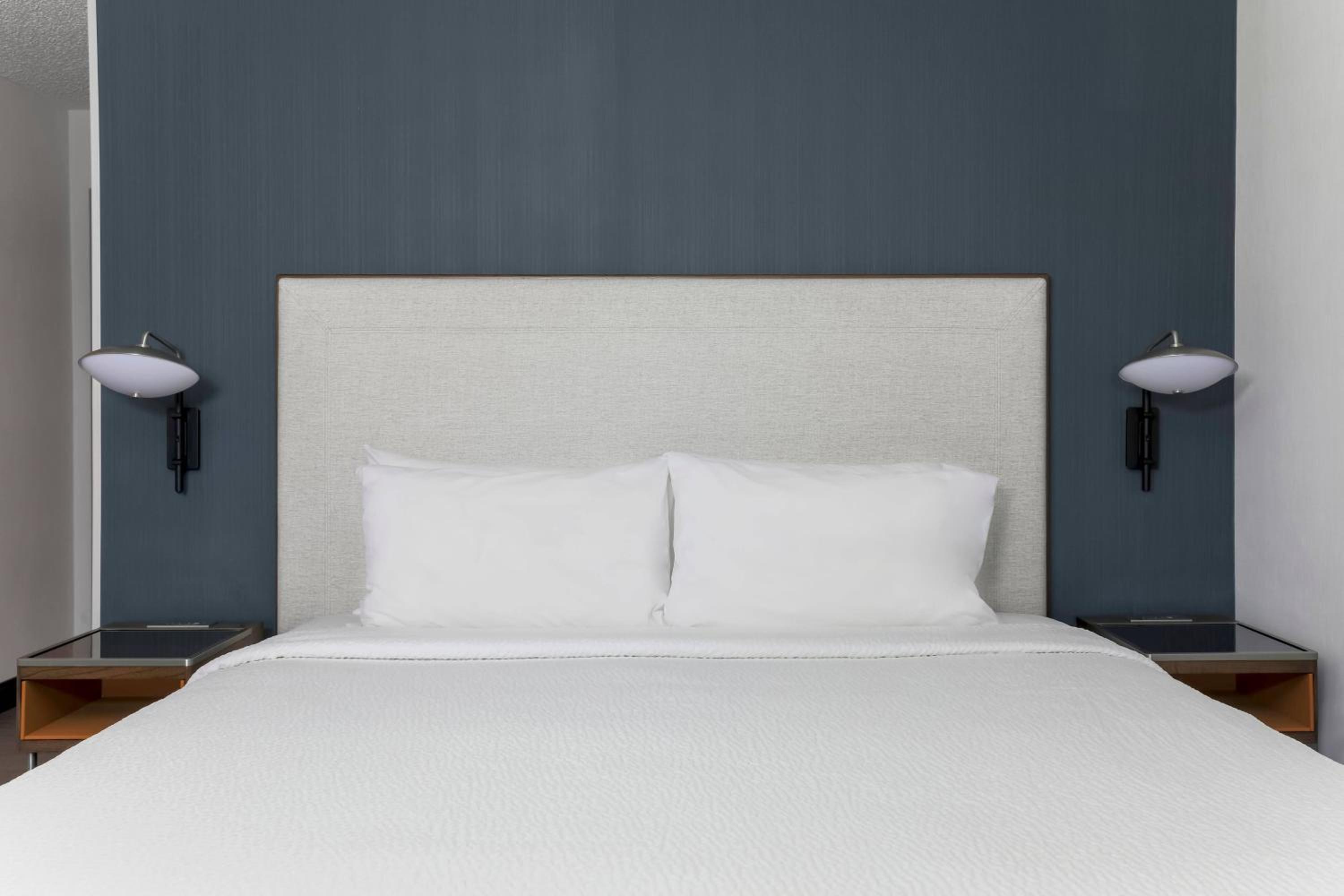 King Room with Adapted Tub - Mobility Accessible