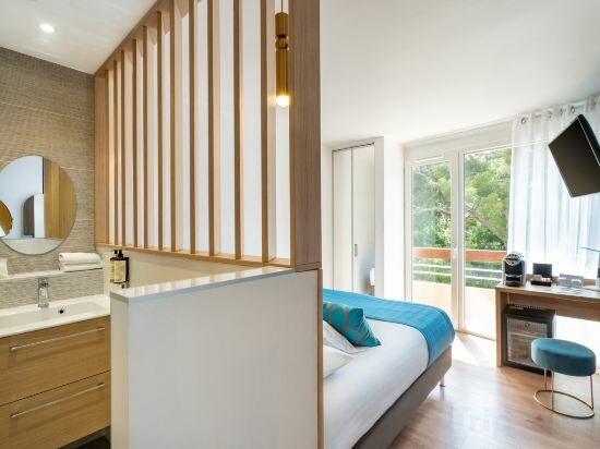 Comfort Queen Room With Forest View