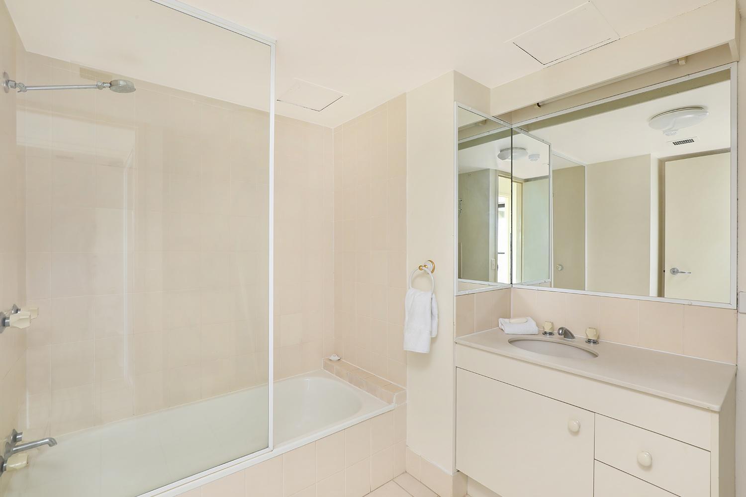 One Bedroom Broadwater View Apartment