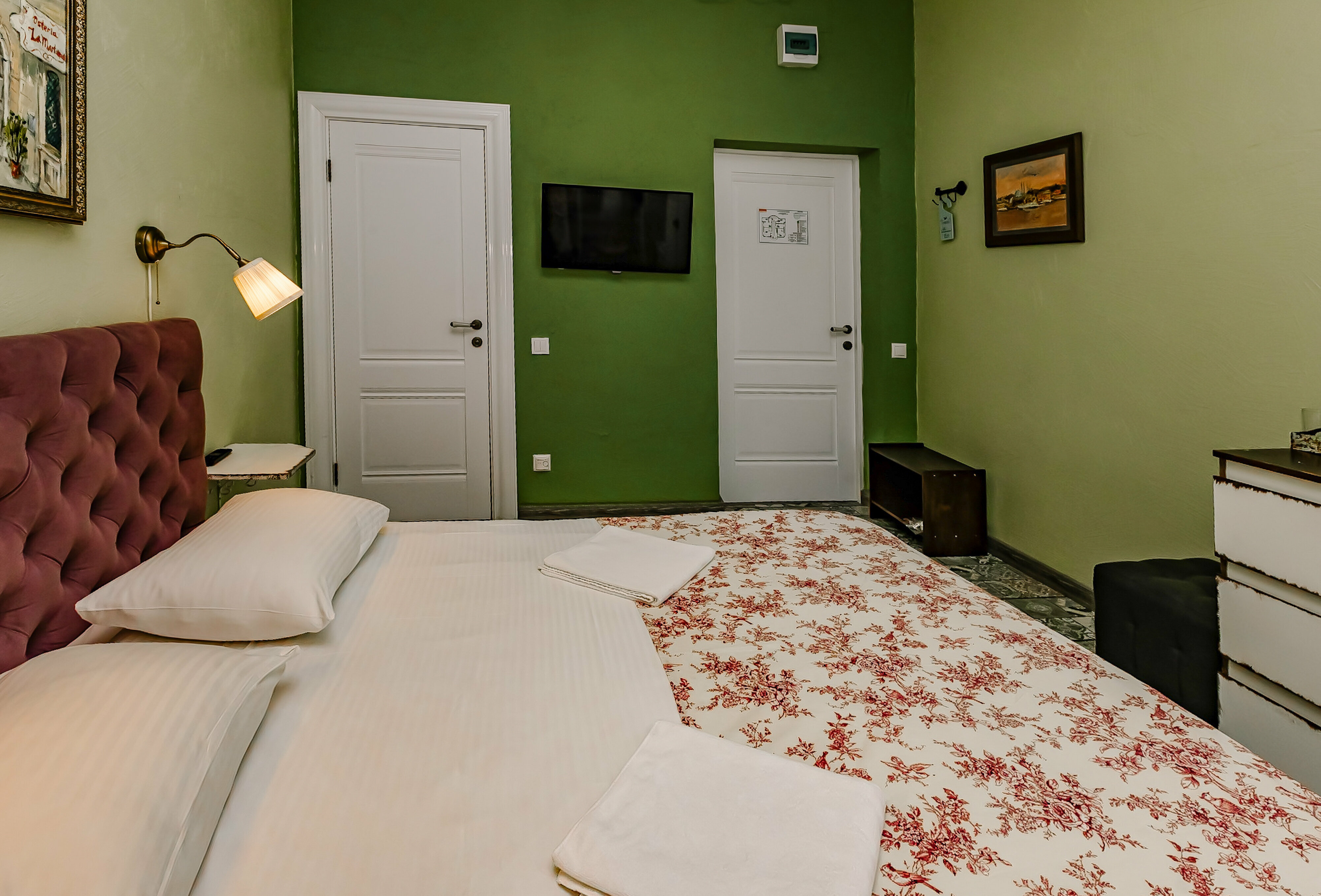 Двухместный стандарт с 1 большой кроватью, либо 2 отдельными.