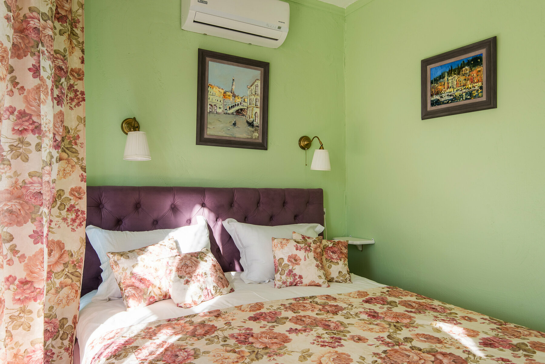 Двухместный стандарт с 1 большой кроватью, либо 2 отдельными.