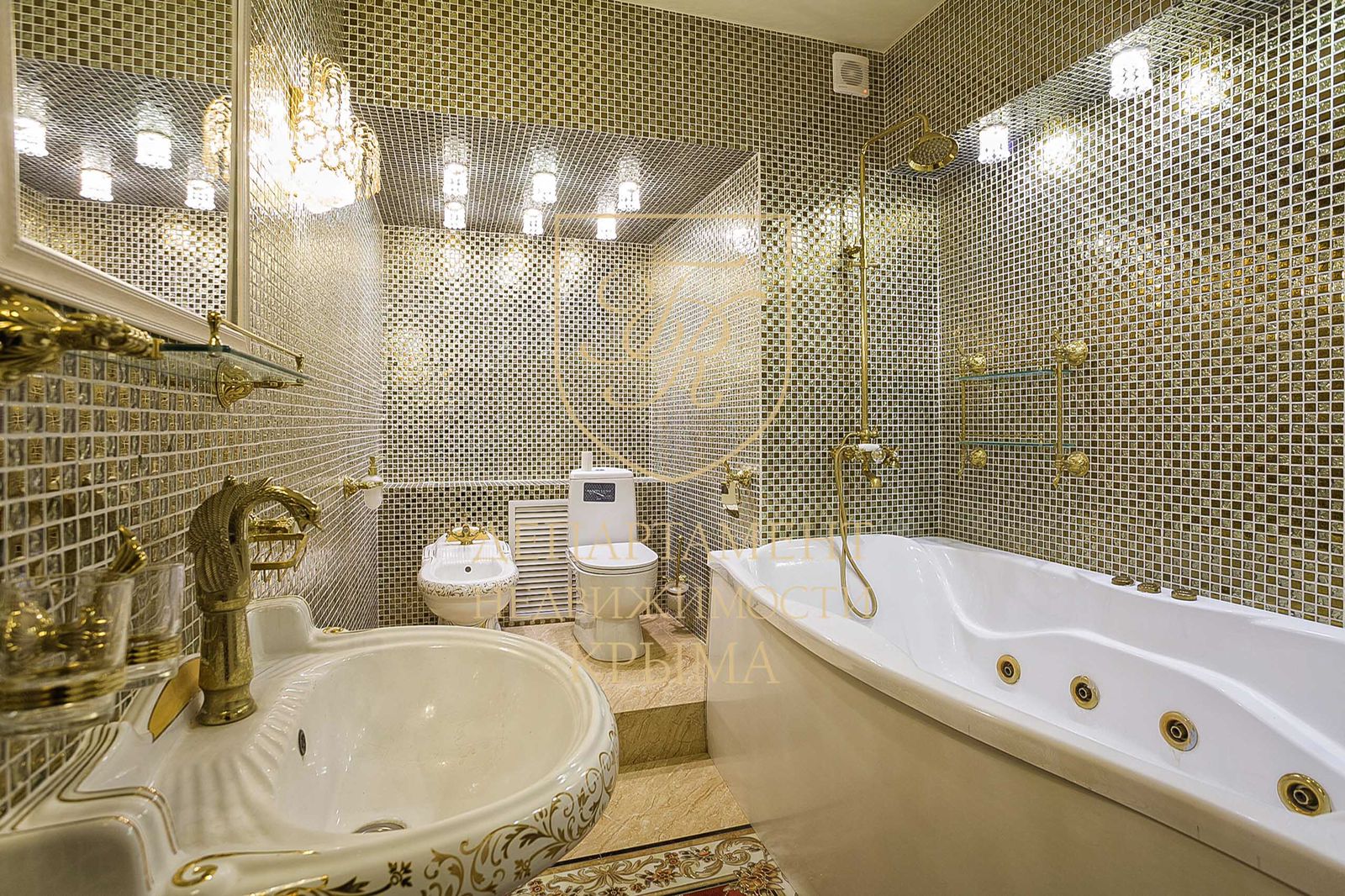 Семейный номер с видом на горы и море