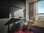 1 King 1 Bedroom Suite Living Area в Crowne Plaza Beijing International Airport