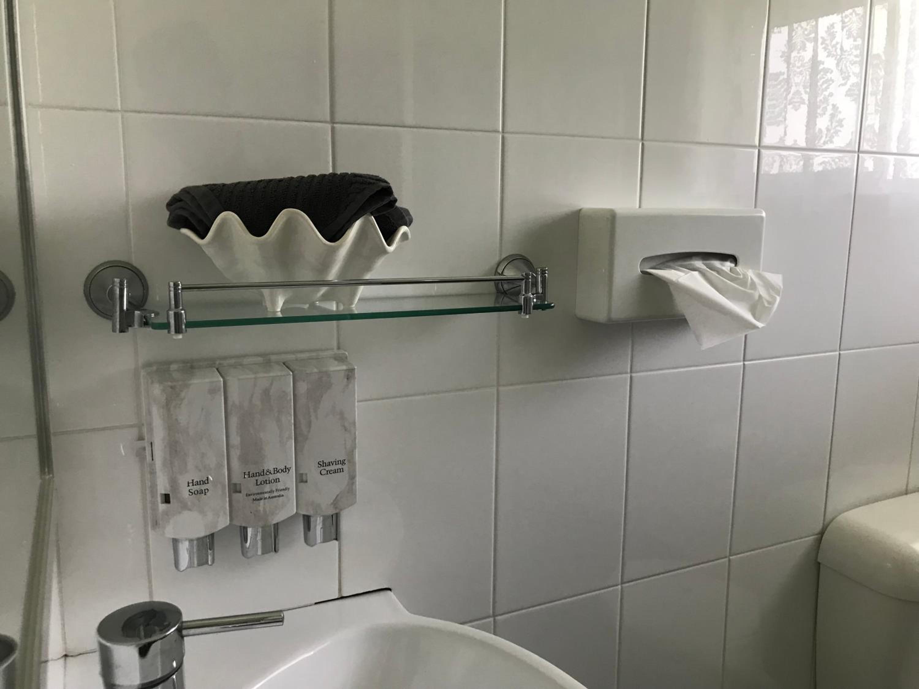 Queen Room (Next to Highway)