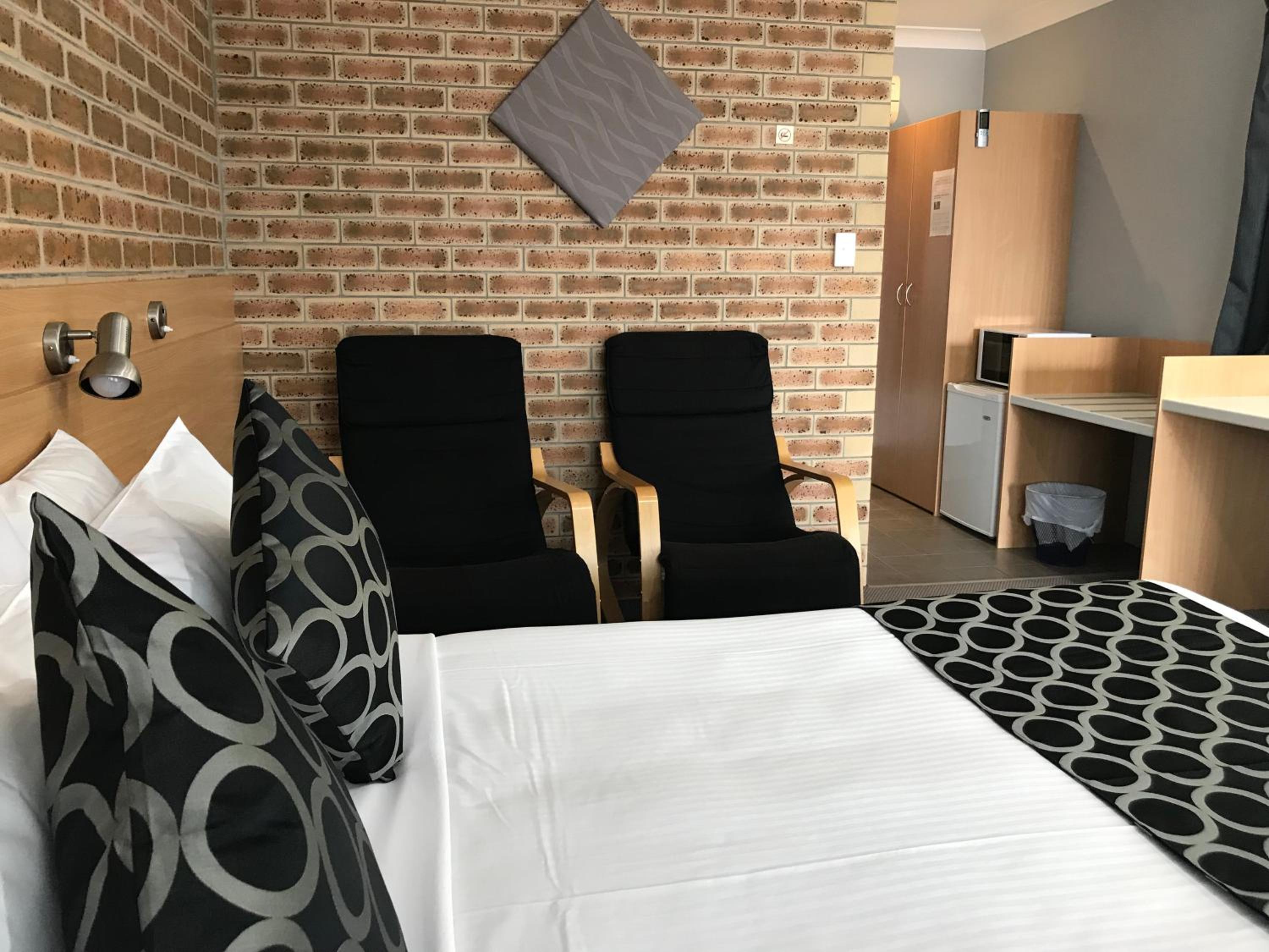 Queen Room (Next to Highway)