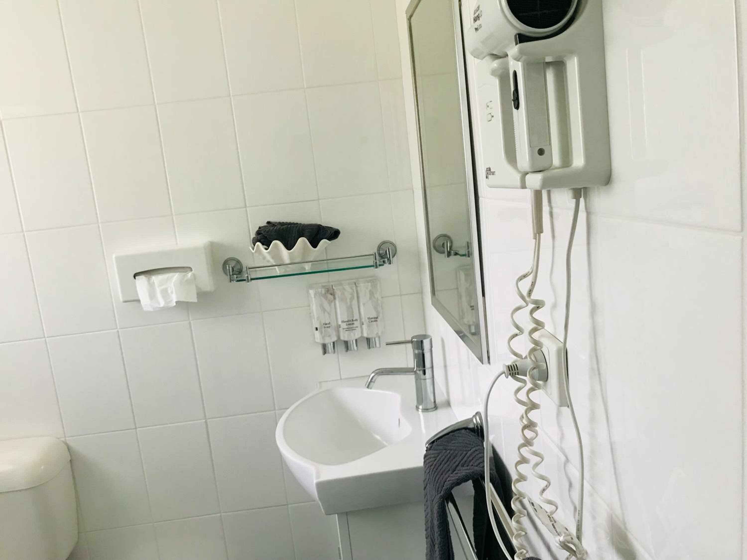 Queen Room (Next to Highway)