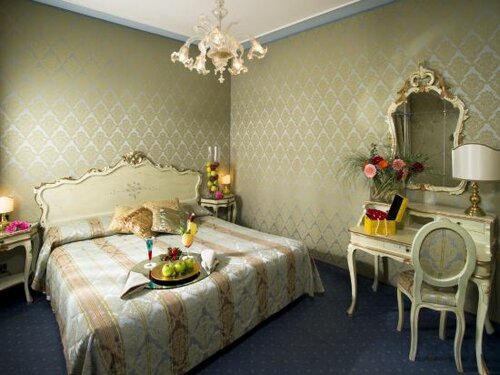 Classic Double Room в Hotel Carlton on the Grand Canal