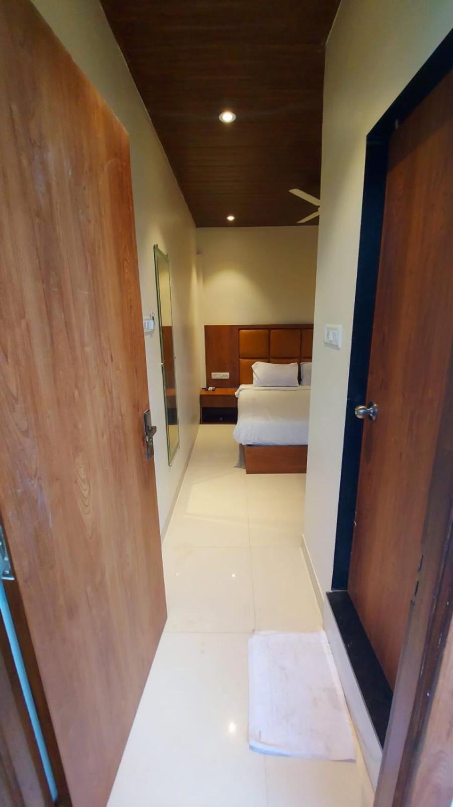 Deluxe Double Room (2 Adults + 1 Child)