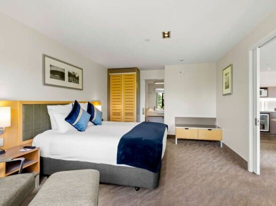 One Bedroom Lakeside Apartment