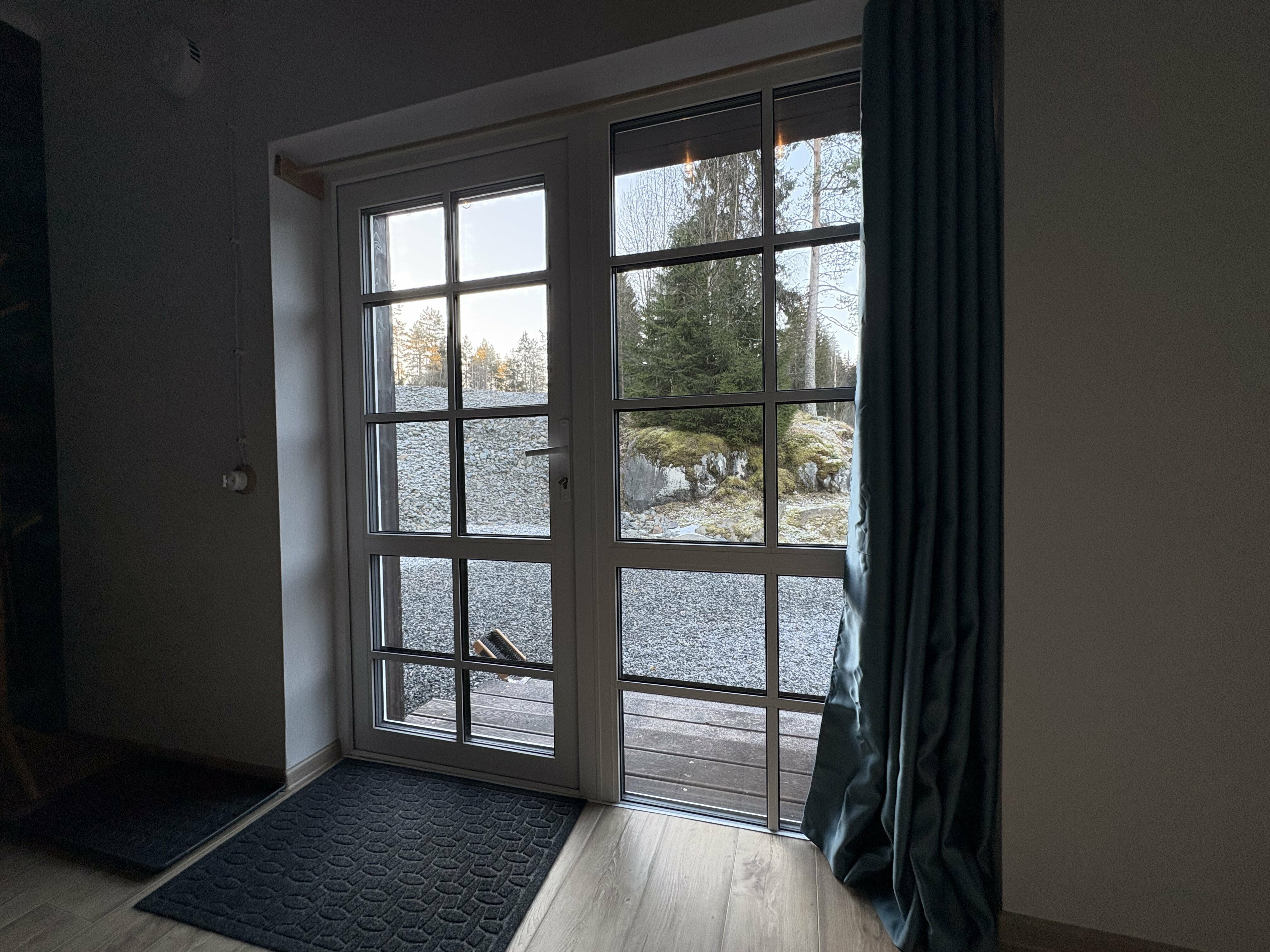 Студия в загородном доме с видом на лес