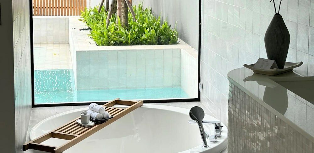 Grand Corner Pool Access