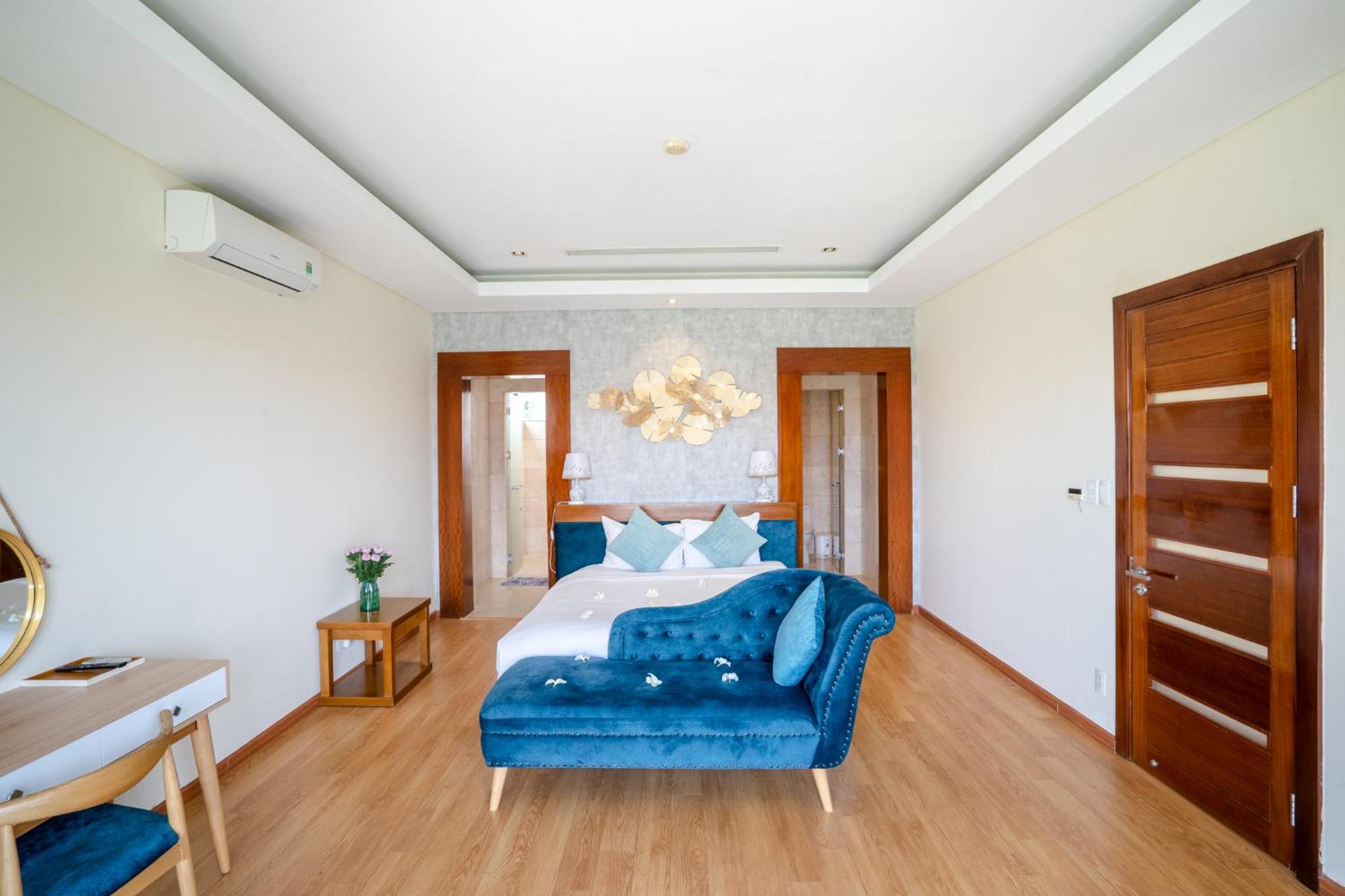 Villa with Garden View