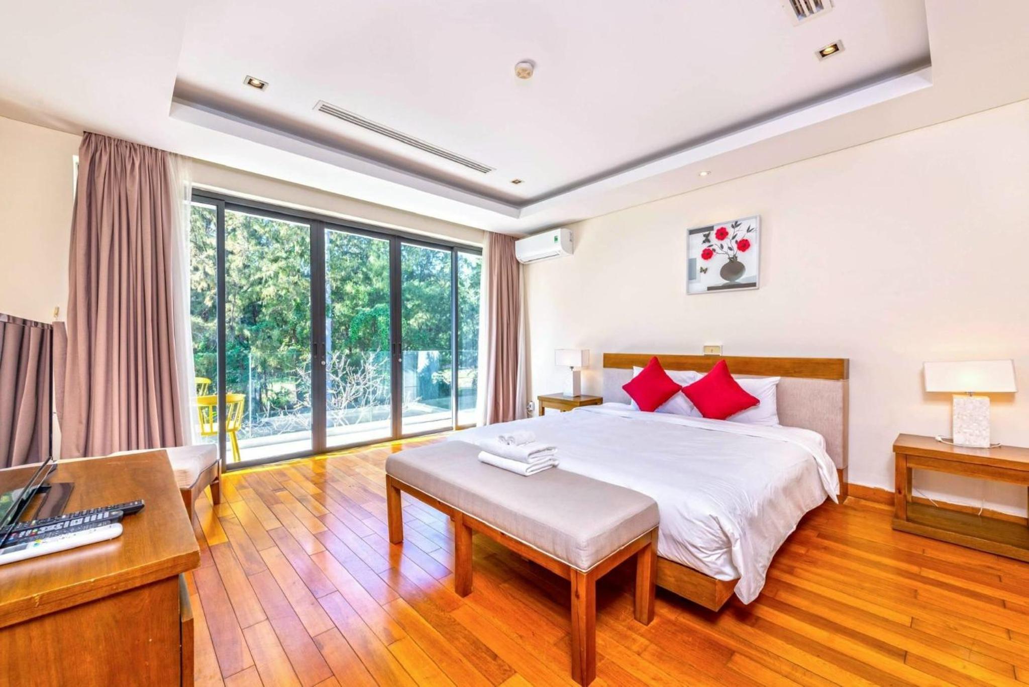 Villa with Garden View