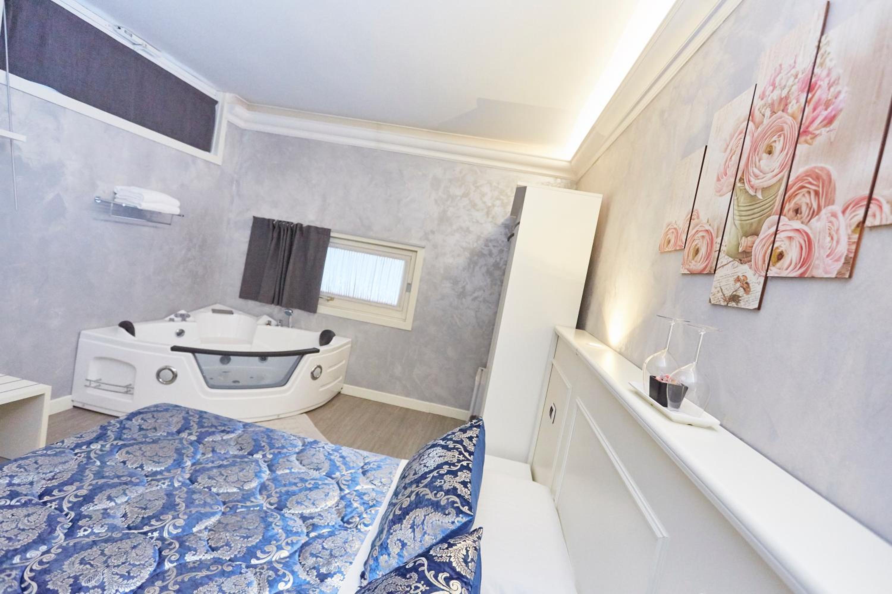 Queen Room with Spa Bath