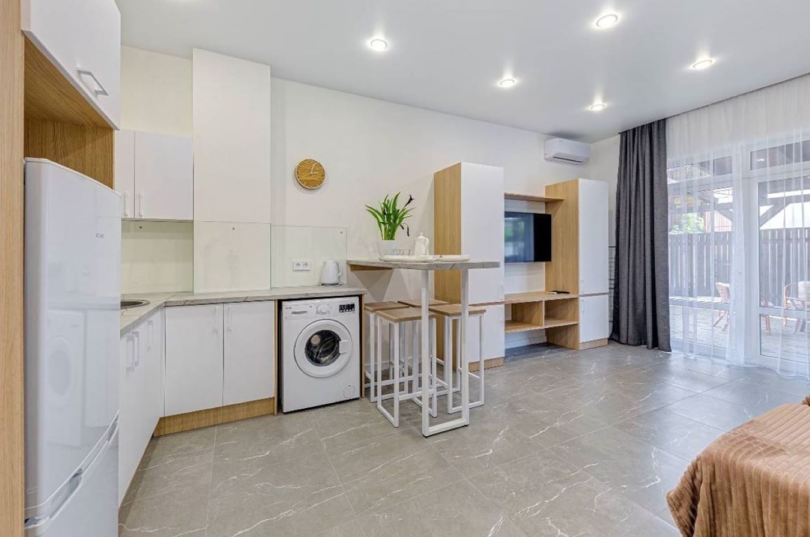 Номер студия с кухней и собственной террасой