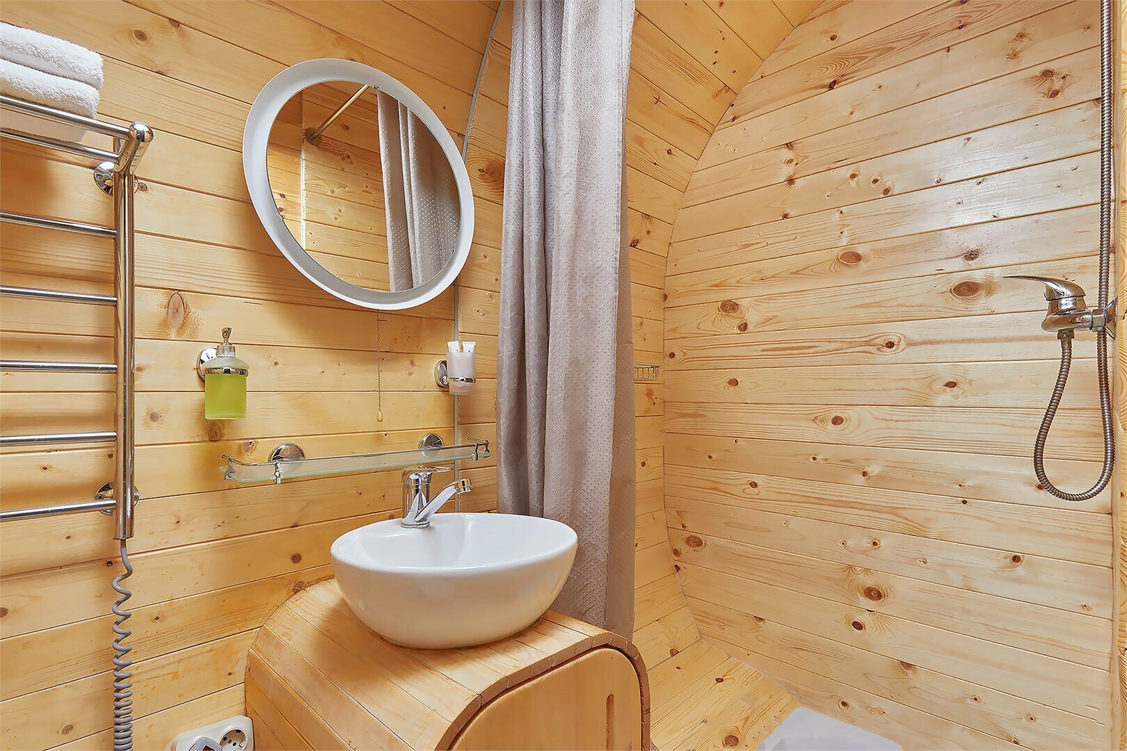 Капсула с видом на Оку